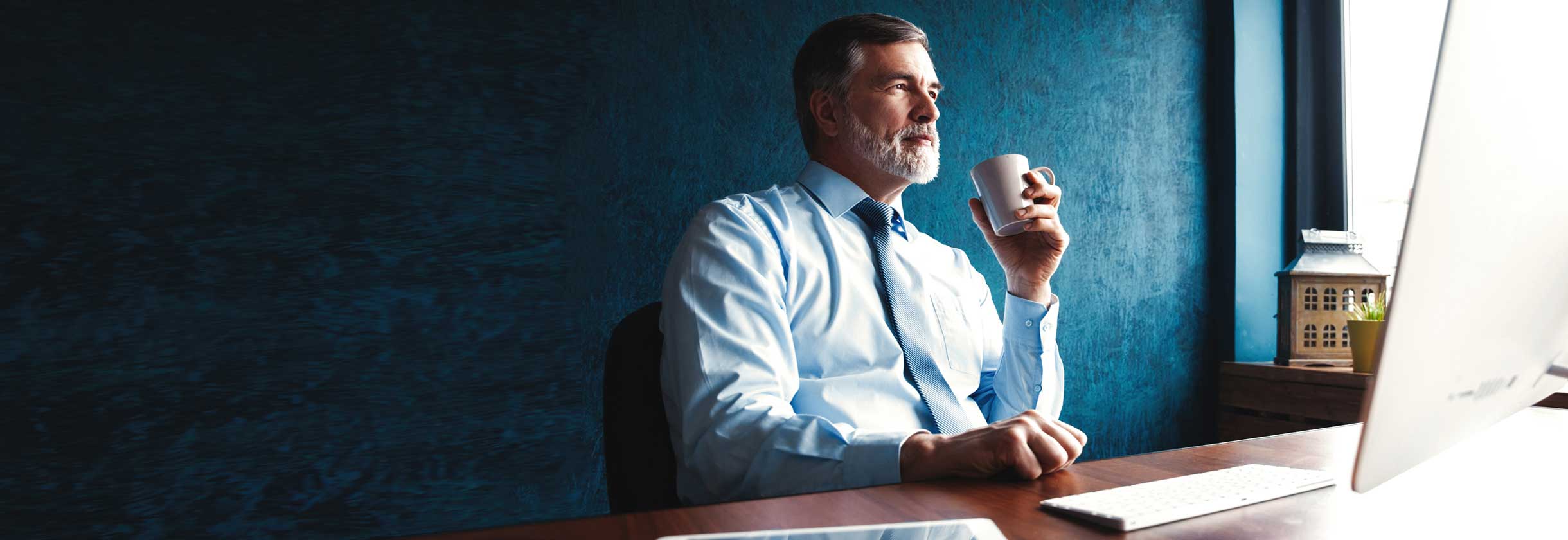 Man holding coffee mug